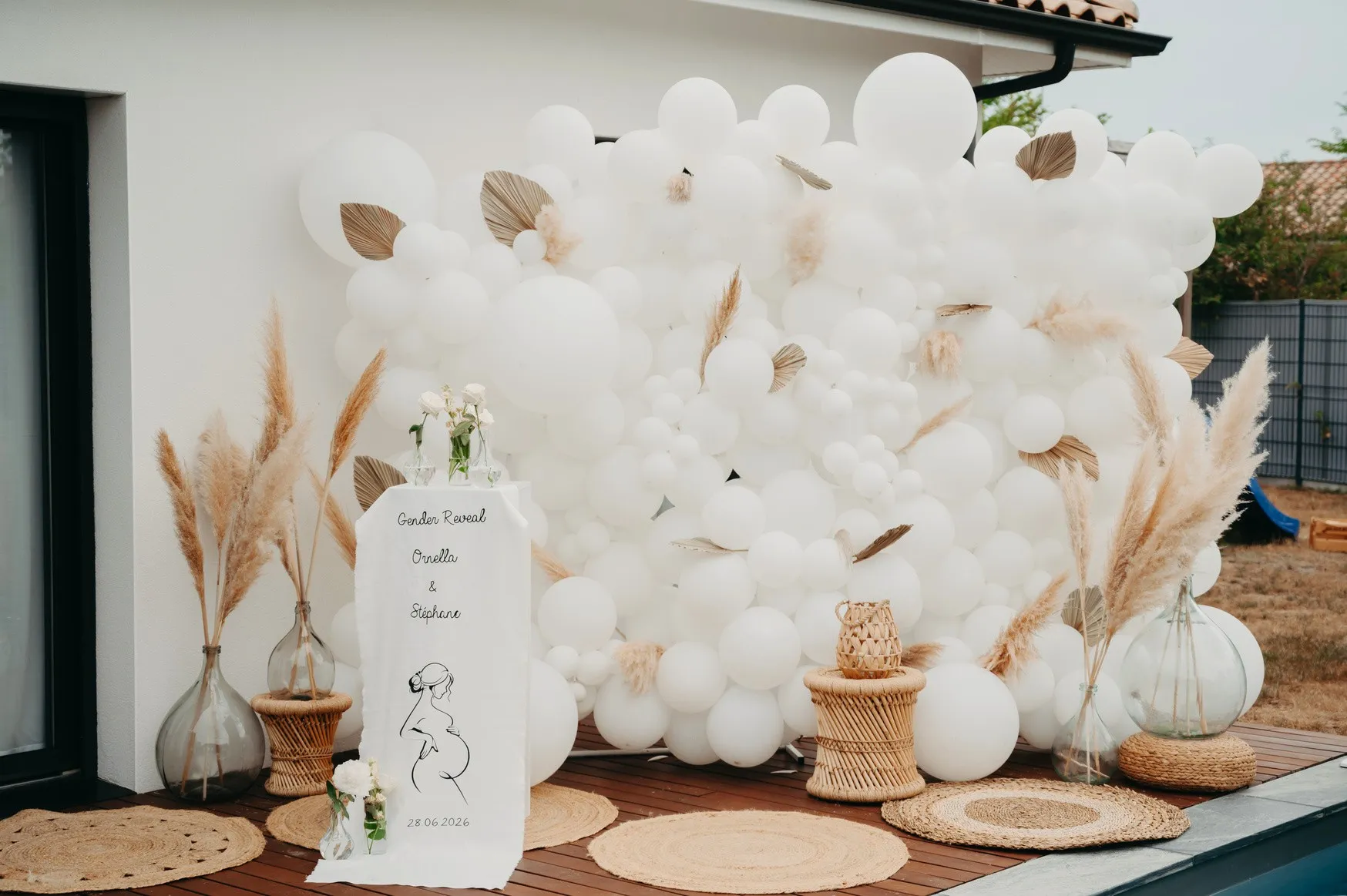 Mur de ballons blancs, pampas et panneau de bienvenue pour une baby shower