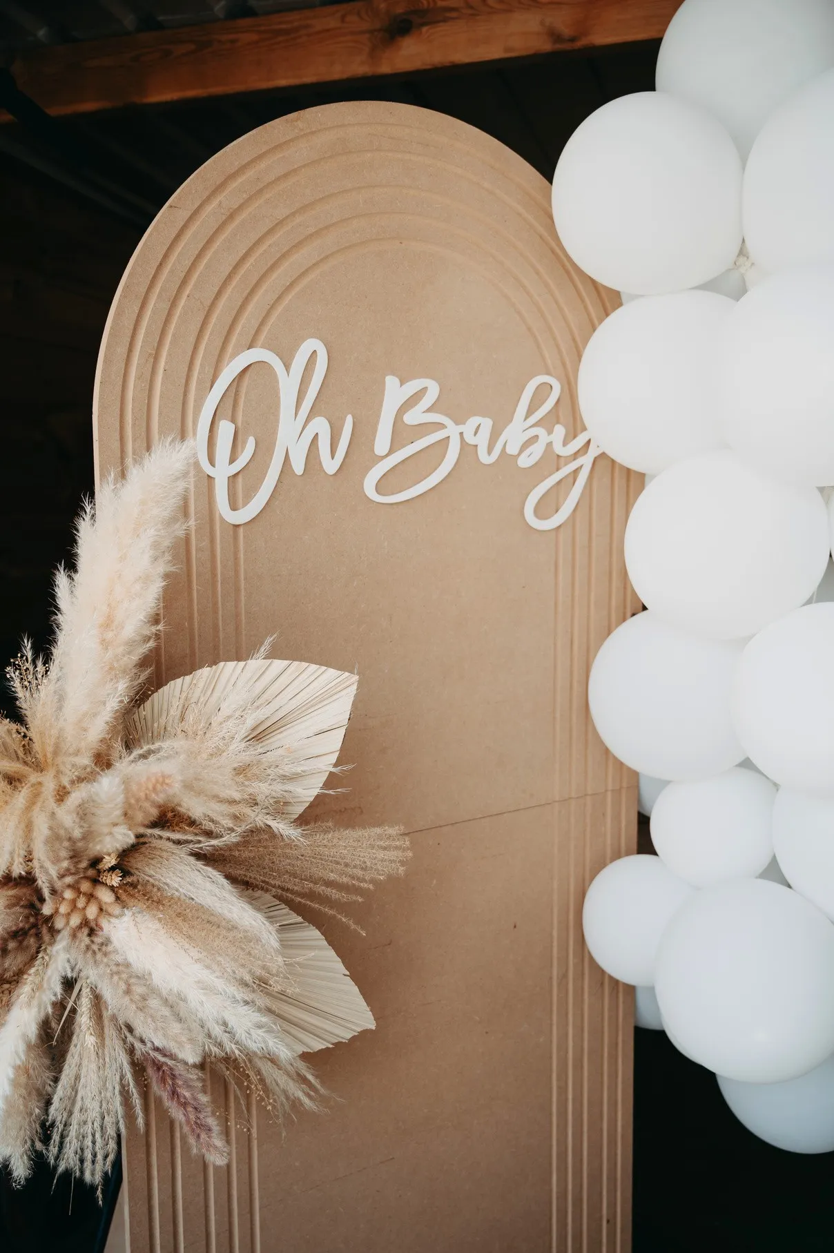 Panneau « Oh Baby », ballons blancs et bouquet de pampas