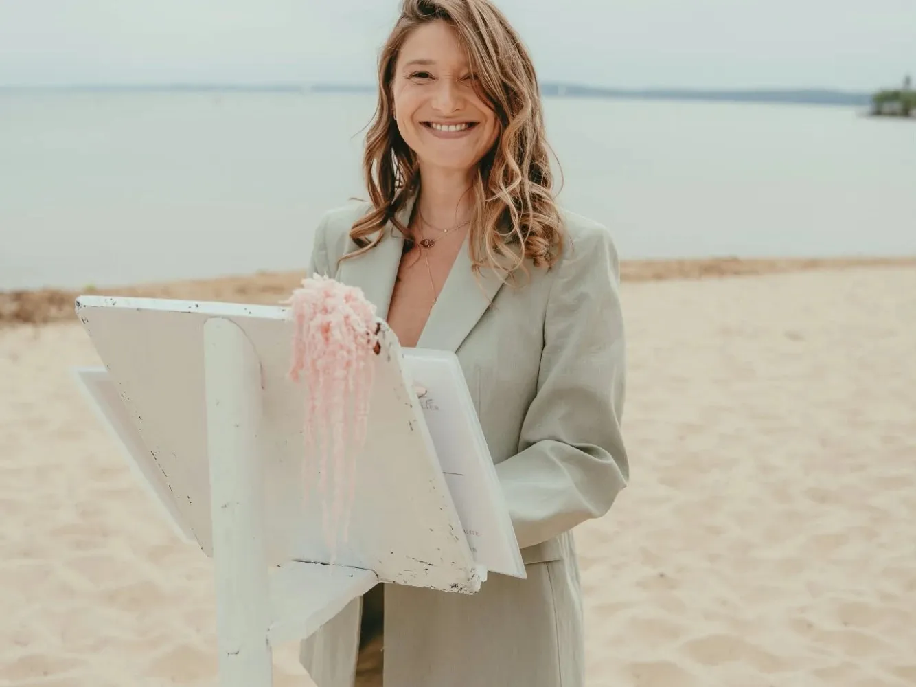 Agathe, officiante, sourit derrière son pupitre sur la plage