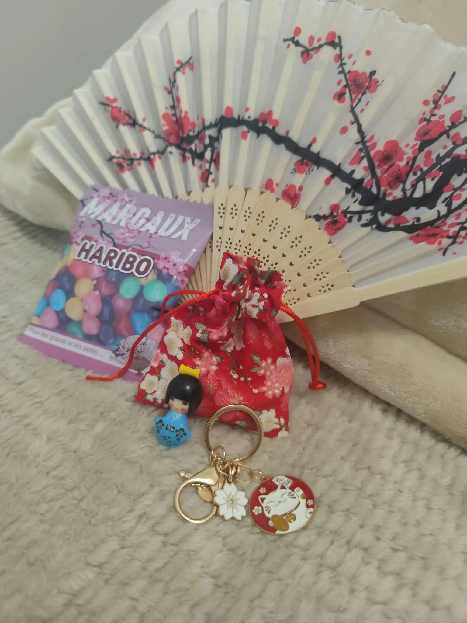 Cadeaux invités : éventail, pochette et porte-clés