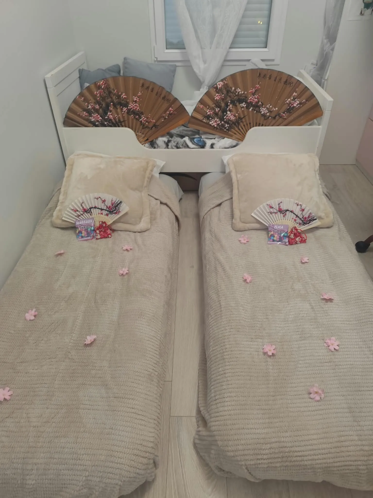 Lits de soirée pyjama décorés d’éventails et de pétales