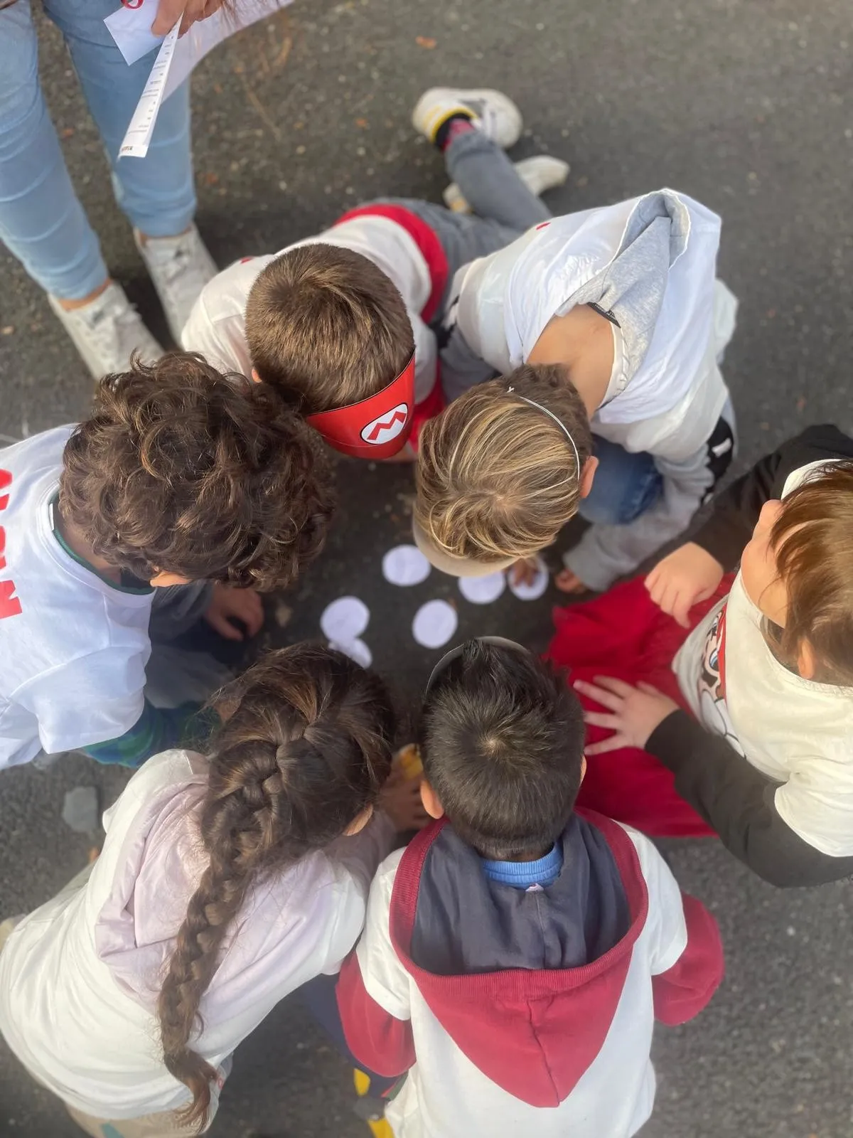 Des enfants penchés sur une énigme d'escape game