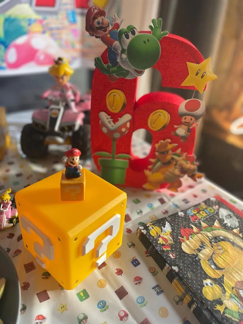 Figurines et bloc mystère sur la table d'anniversaire
