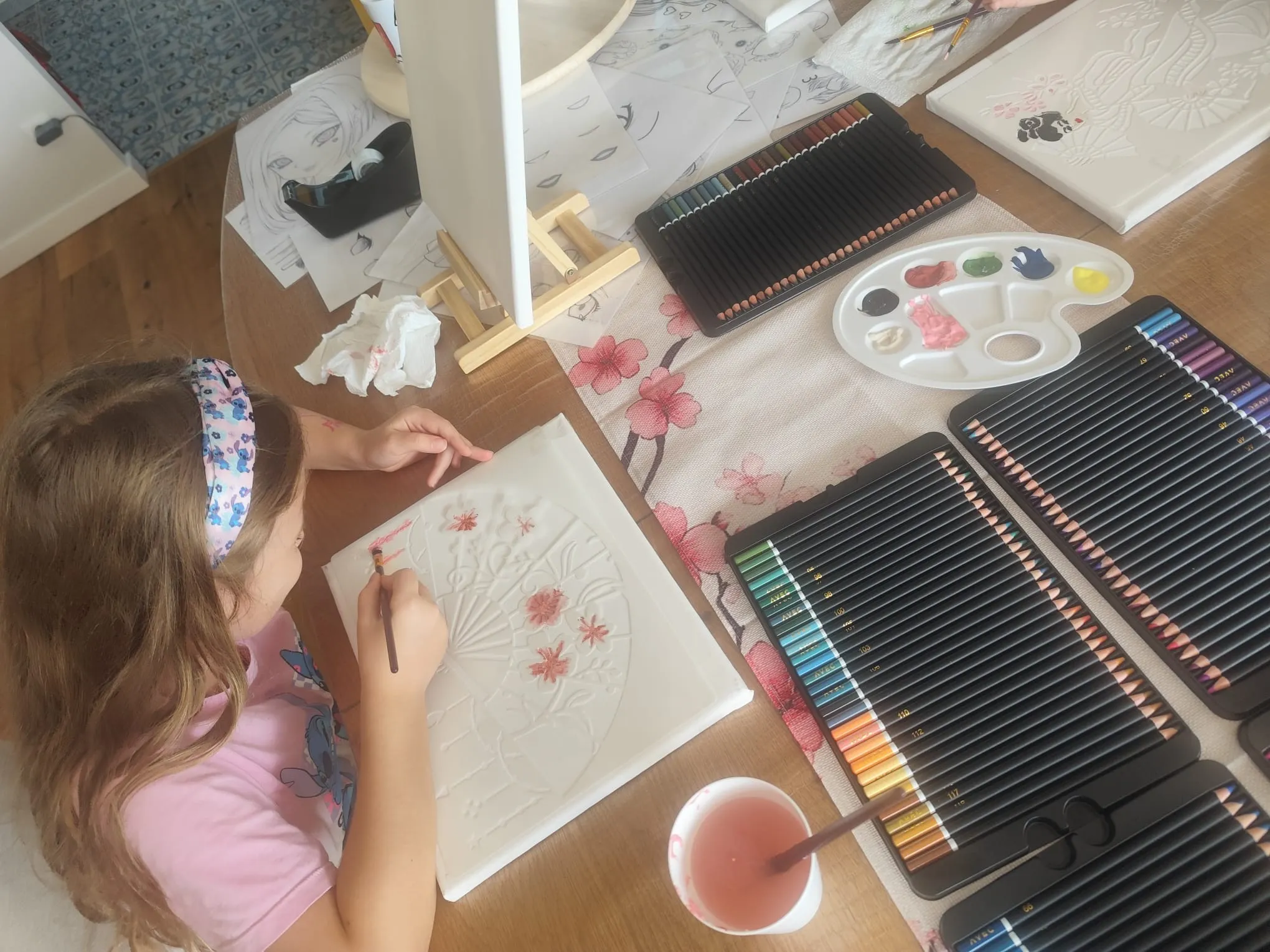 Une invitée peint des fleurs de cerisier sur sa toile