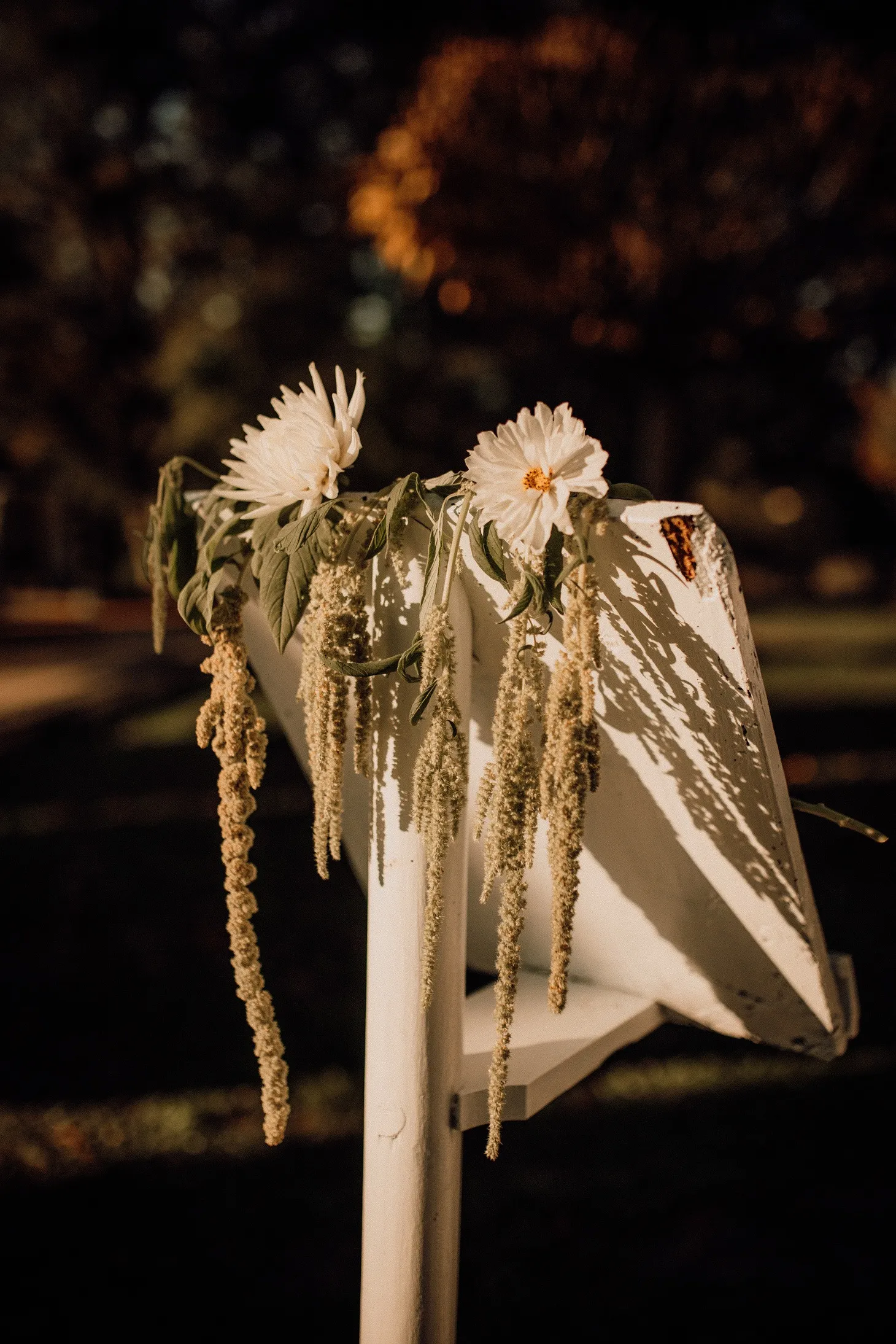 Décor floral suspendu à un pupitre blanc, de nuit