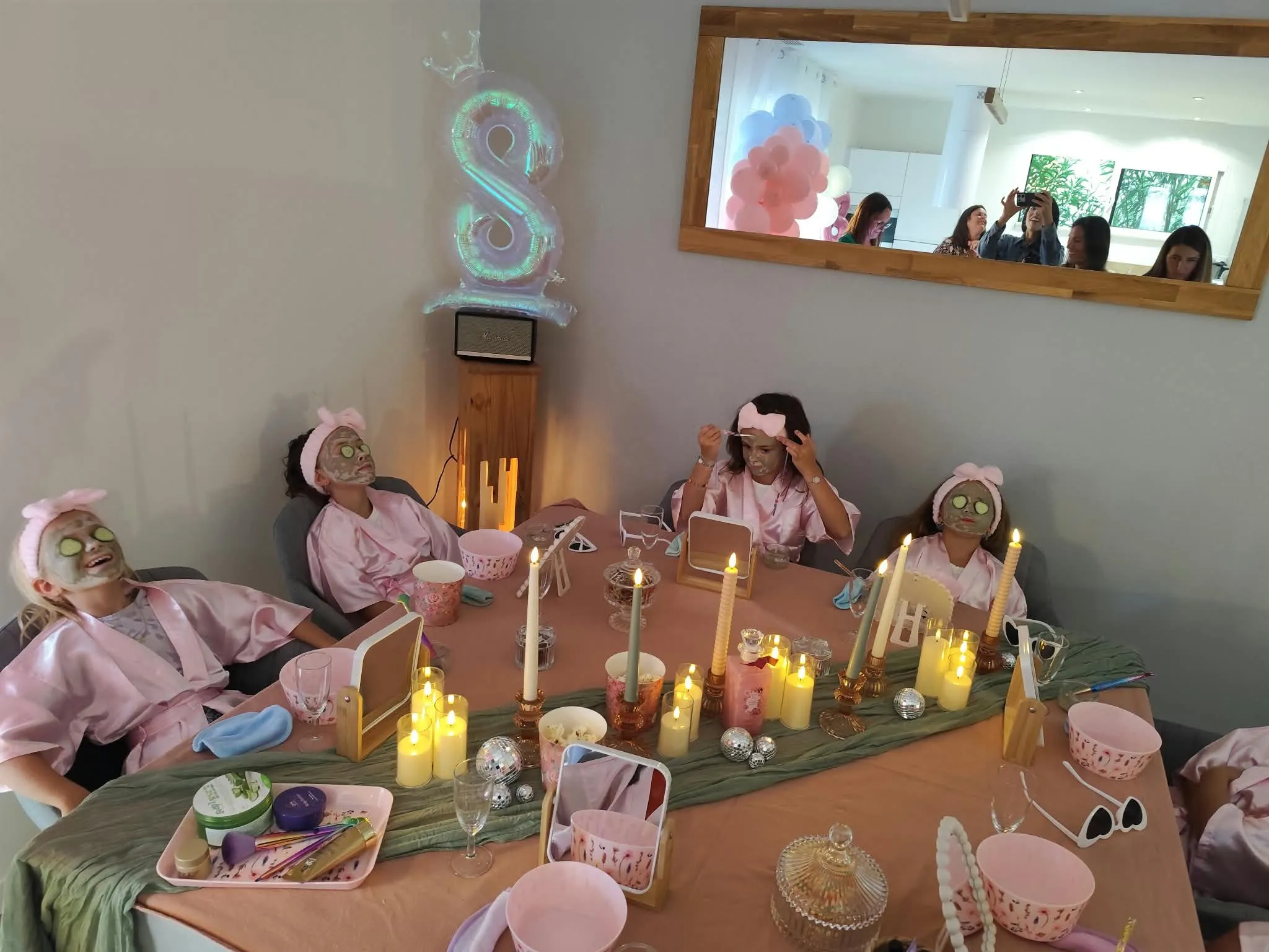 Soins du visage autour de la table du spa, bougies et miroirs