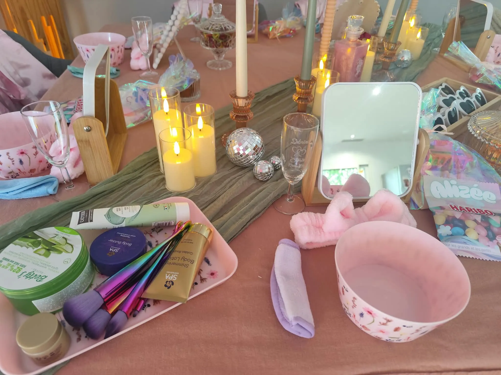 Plateau de soins : pinceaux, crèmes, bandeau et bol rose