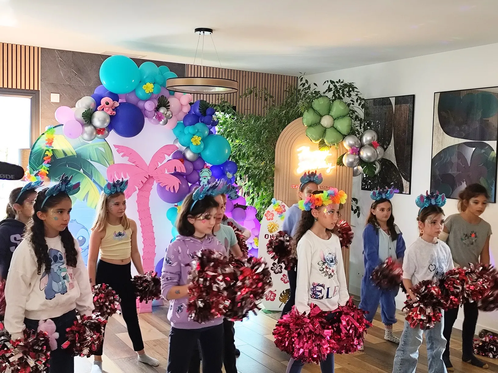 Les invitées aux colliers de fleurs avec leurs pompons