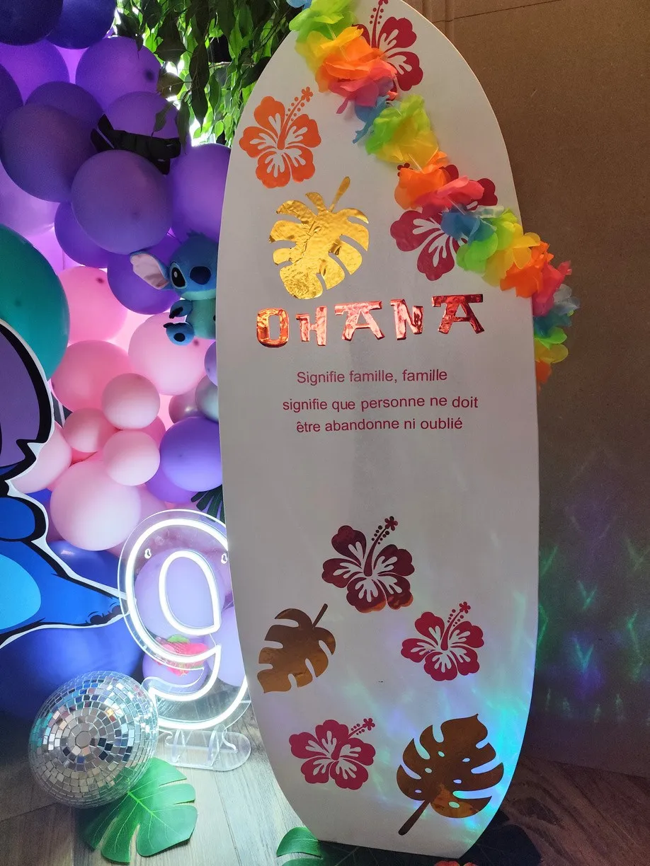 Planche de surf « Ohana » décorée d'hibiscus