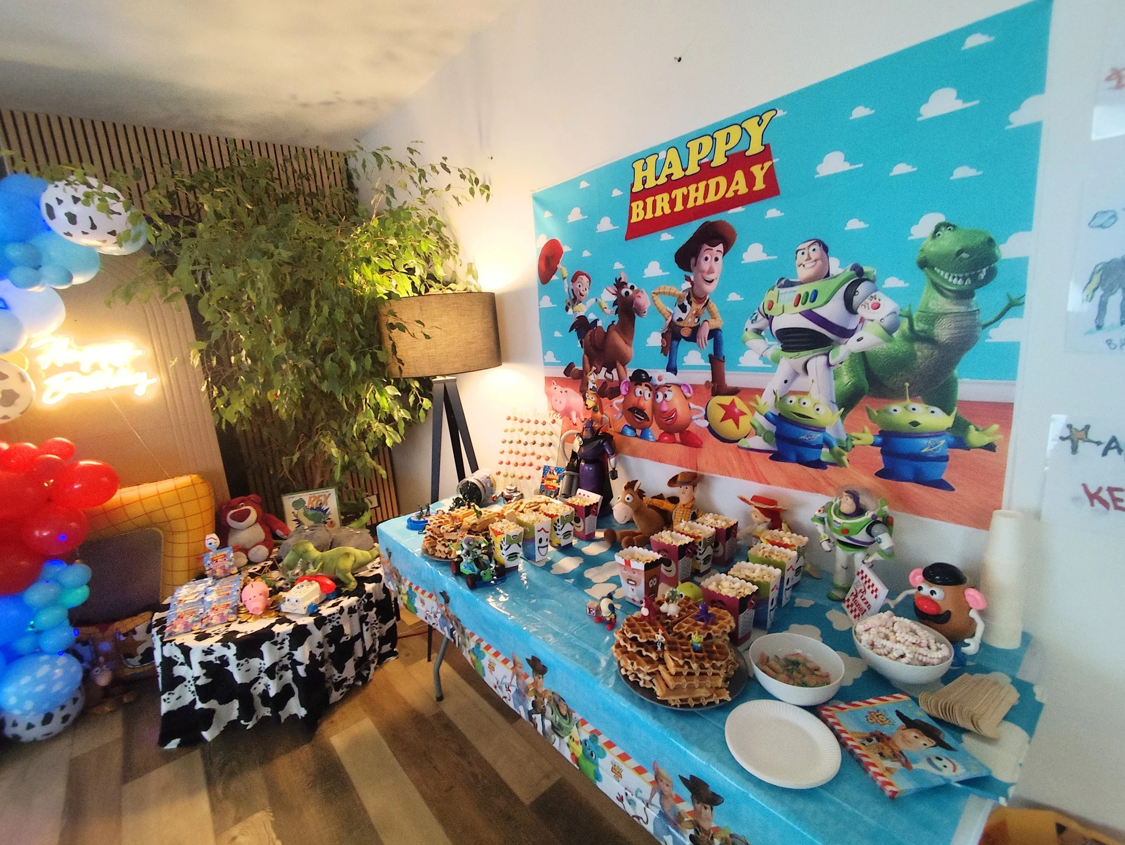 Table d'anniversaire Toy Story sous la fresque Happy Birthday