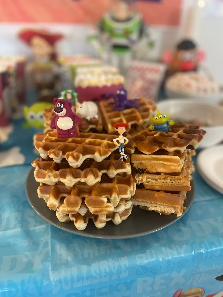 Gaufres et figurines Toy Story sur la table